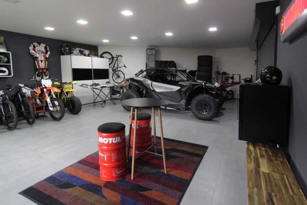 #4 - Hiša z motorjem v jedilnici in s prostorno garažo za meditacijo.