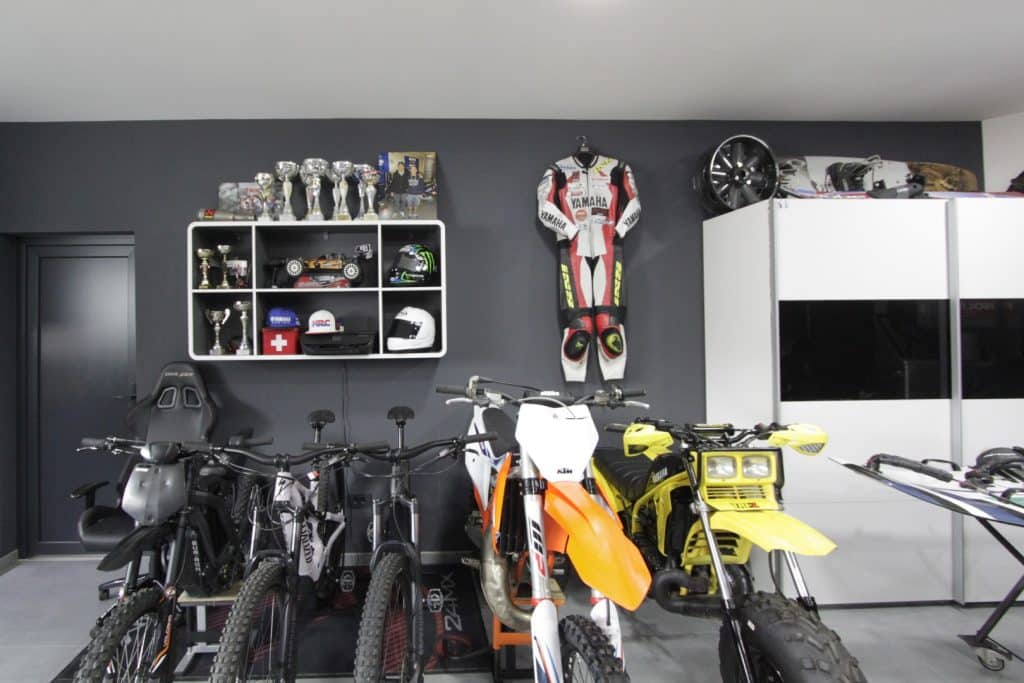 #3 - Hiša z motorjem v jedilnici in s prostorno garažo za meditacijo.