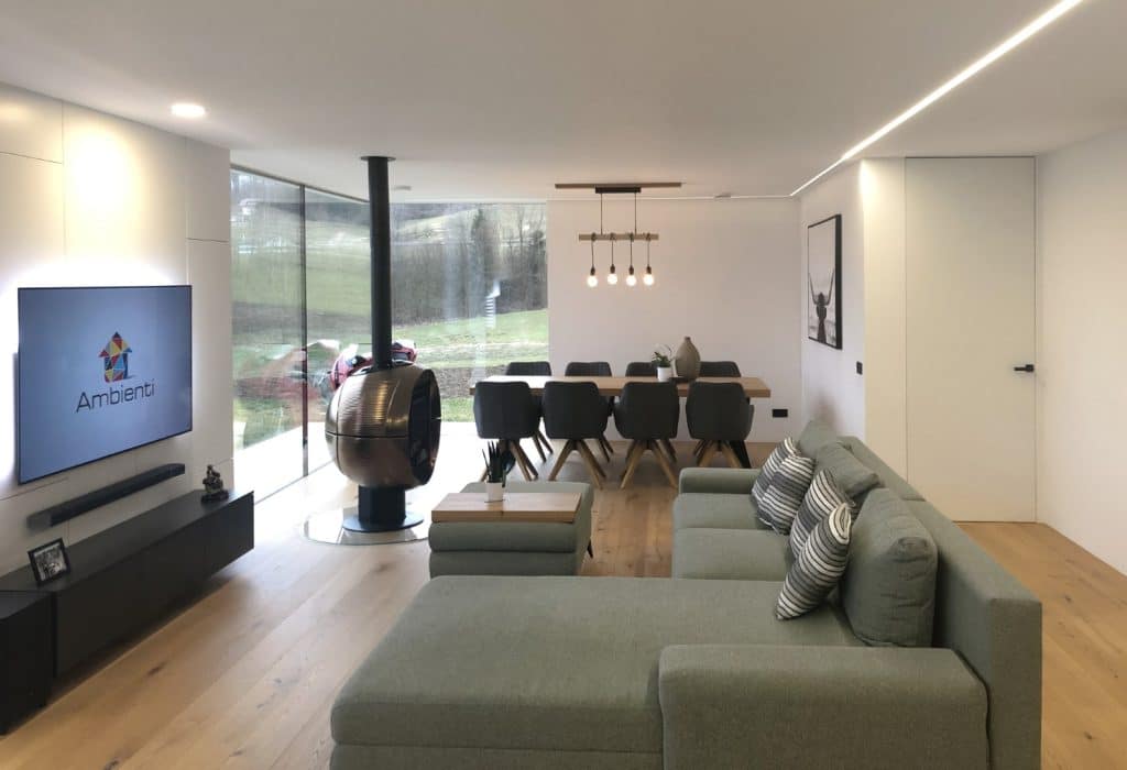 #1 - Hiša z motorjem v jedilnici in s prostorno garažo za meditacijo.