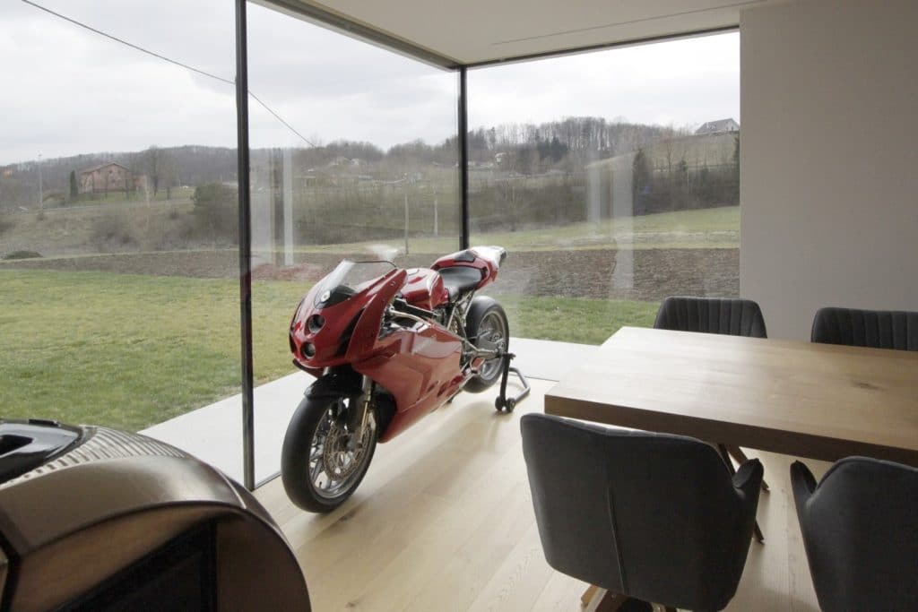 #2 - Hiša z motorjem v jedilnici in s prostorno garažo za meditacijo.