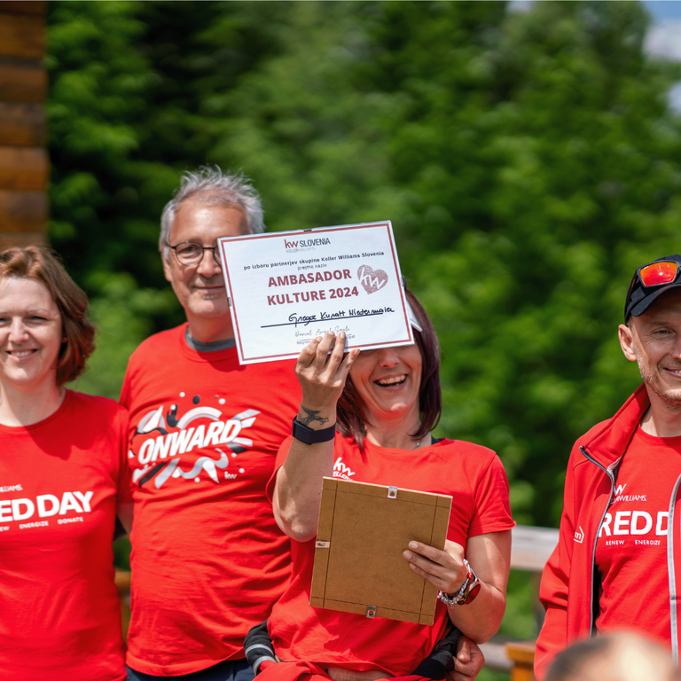 #2 - Nova ambasadorja kulture izglasovana na četrtkovem Red Day-u #2 - Nova ambasadorja kulture izglasovana na četrtkovem Red Day-u