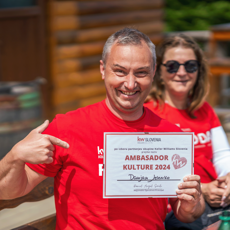 #4 - Nova ambasadorja kulture izglasovana na četrtkovem Red Day-u #4 - Nova ambasadorja kulture izglasovana na četrtkovem Red Day-u