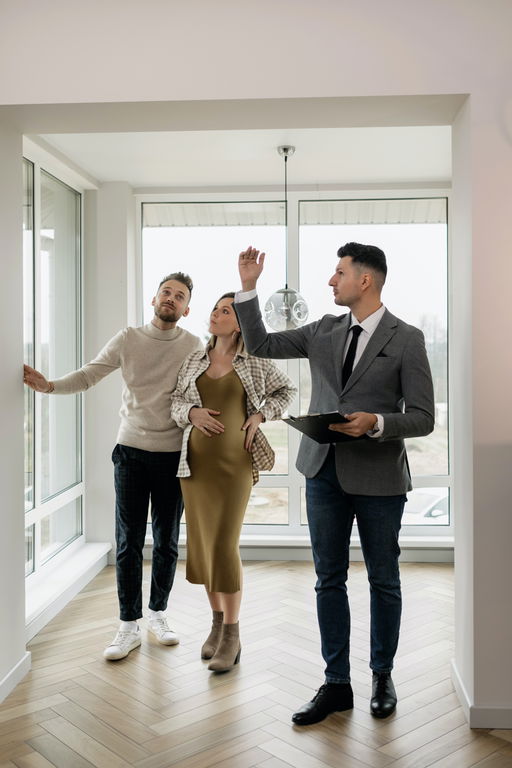#1 - What to Ask a Real Estate Agent on a First Viewing #1 - What to Ask a Real Estate Agent on a First Viewing