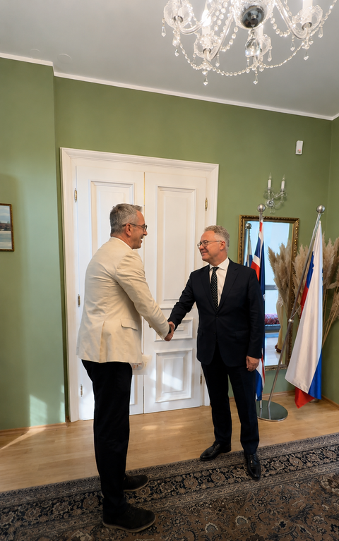 #1 - Stoja Trade na sprejemu Britanskega veleposlaništva ob rojstnem dnevu kralja Karla III. #1 - Stoja Trade na sprejemu Britanskega veleposlaništva ob rojstnem dnevu kralja Karla III.