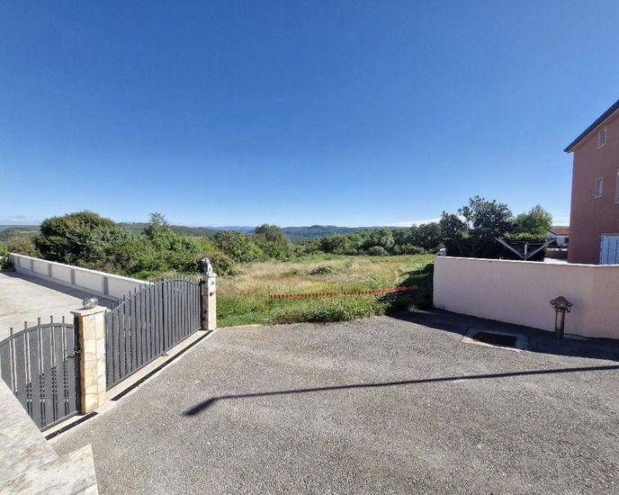 Lokacija: Hrvaška, Istarska županija, Buje, Kaštel