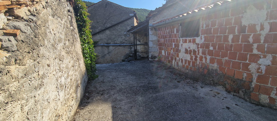 Lokacija: Obalno - kraška, Komen, Brestovica pri Komnu