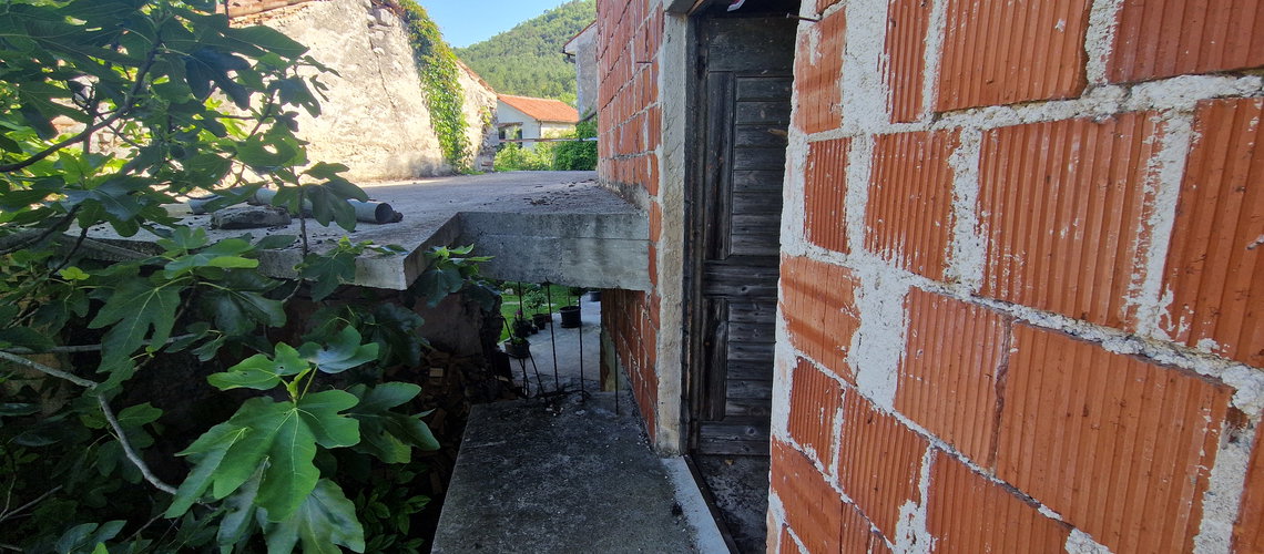 Lokacija: Obalno - kraška, Komen, Brestovica pri Komnu