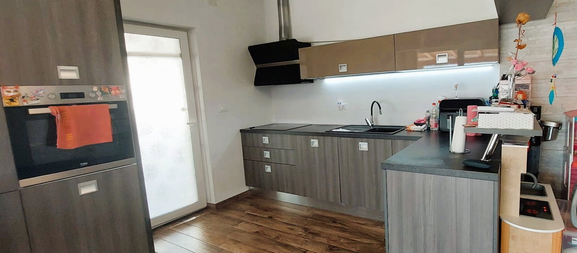 Lokacija: Hrvaška, Istarska županija, Buje, Kaštel