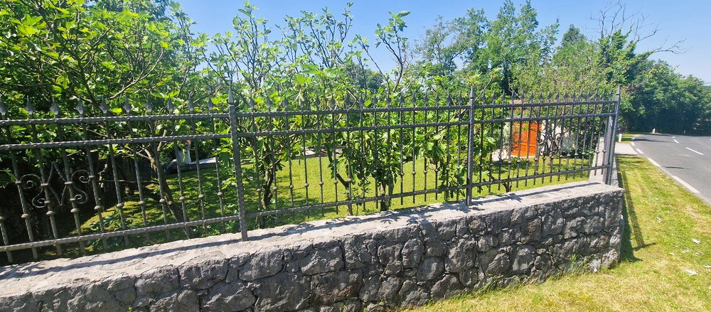 Lokacija: Obalno - kraška, Komen, Tomačevica
