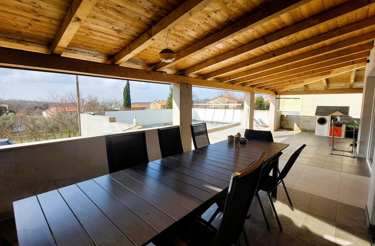 Lokacija: Hrvaška, Istarska županija, Buje, Kaštel