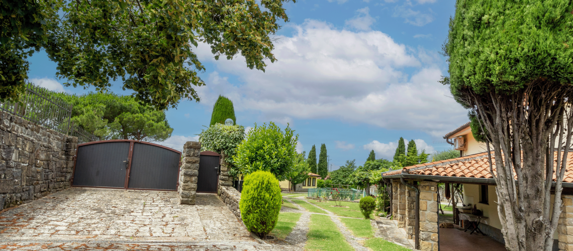 Real estate: Sale, House, Detached Location: Coastal-Karst, Koper, Pomjan