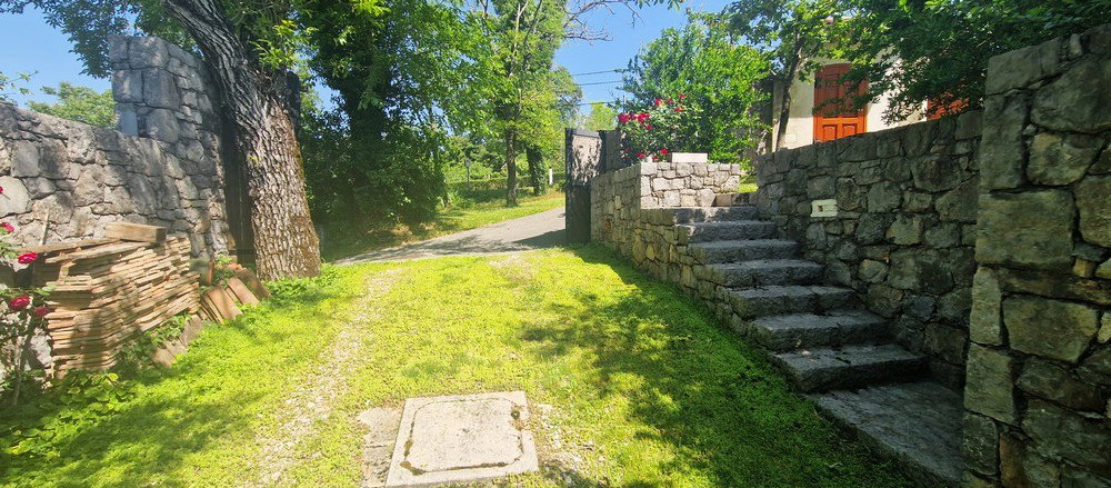 Lokacija: Obalno - kraška, Komen, Tomačevica