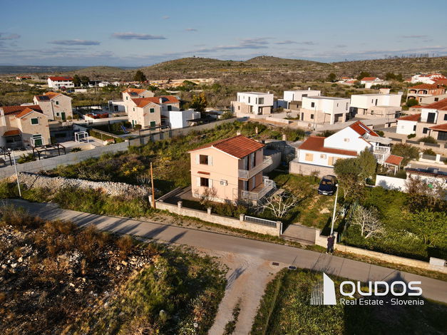 Lokacija: Hrvaška, Šibensko-kninska županija, Šibenik-okolica, Zaton