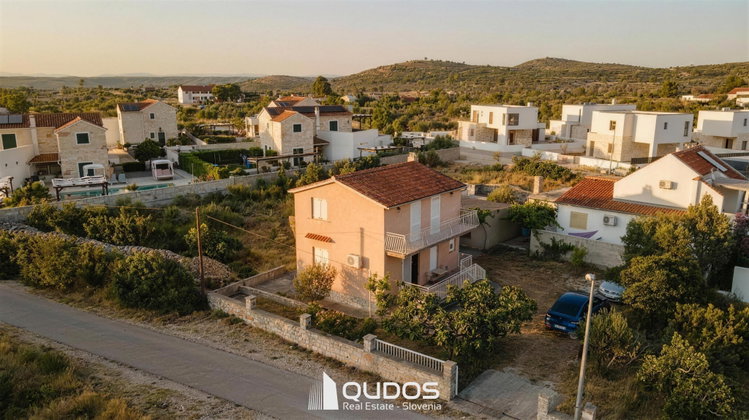 Lokacija: Hrvaška, Šibensko-kninska županija, Šibenik-okolica, Zaton