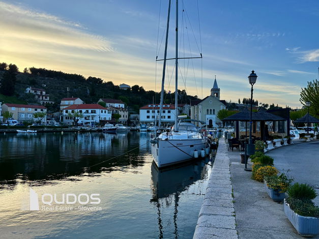 Lokacija: Hrvaška, Šibensko-kninska županija, Šibenik-okolica, Zaton