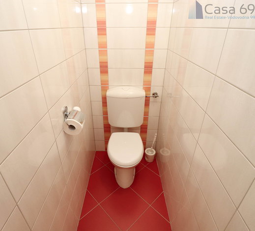Lokacija: Ljubljana mesto, Bežigrad, Bratovševa ploščad