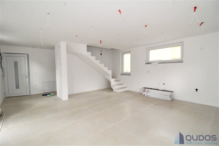 Lokacija: Ljubljana okolica, Mengeš, Loka pri Mengšu