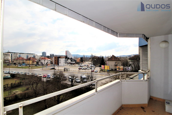 Lokacija: Ljubljana mesto, Bežigrad, Bežigrajski dvor