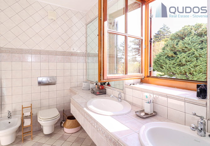 Location: Obalno - kraška, Sežana