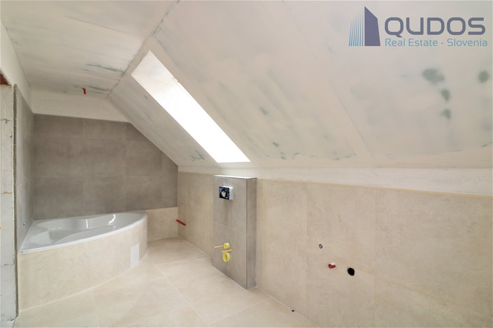 Lokacija: Ljubljana okolica, Mengeš, Loka pri Mengšu