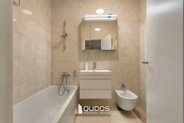 Lokacija: Ljubljana mesto, Šiška, Mostec