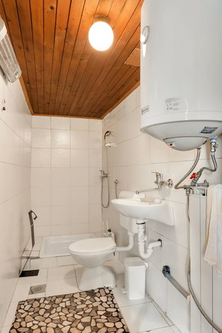 Lokacija: Notranjsko - kraška, Postojna, Koče