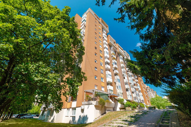 Location: Ljubljana, Bežigrad, Bratovševa ploščad