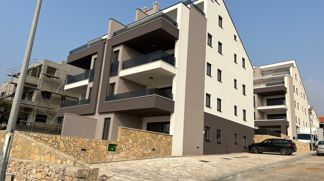 Mandre, Penthouse in an urban villa near the sea