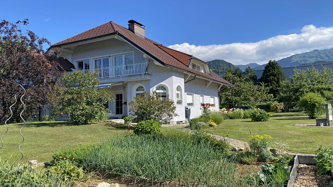 Large house on the edge of the settlement in Begunje