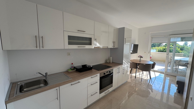 Two-story apartment with a private garden, just a few minutes from Babe Beach