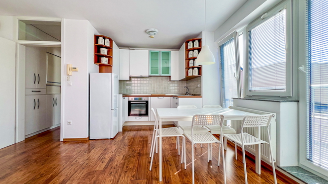 Bright 2-room apartment with balcony and parking space – Kašelj
