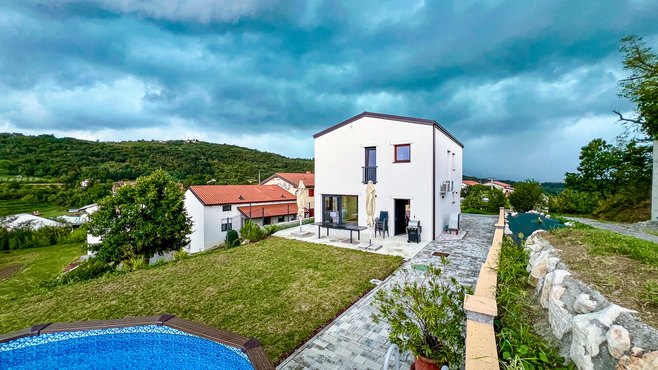 Modernes Haus mit Pool im Herzen des Vipava-Tals