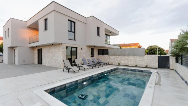 Modern villa with a pool in the quiet settlement of Mandre
