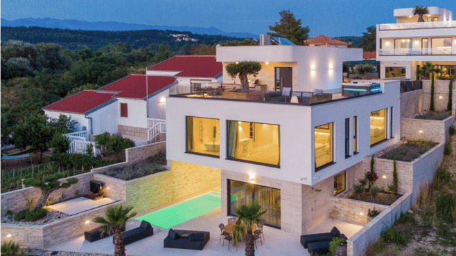 Exclusive villa in the first row by the sea