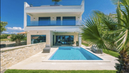 Exclusive villa in the first row by the sea