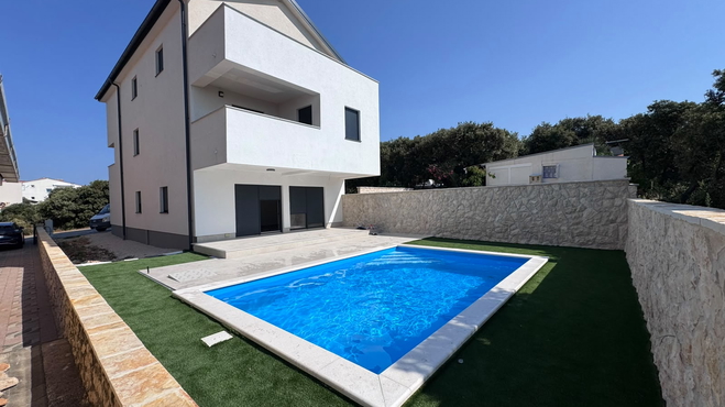 Mandre, Pag Island – spacious apartment with private pool and garden