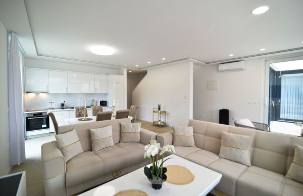 Lokacija: Hrvaška, Istarska županija, Poreč, Vrvari