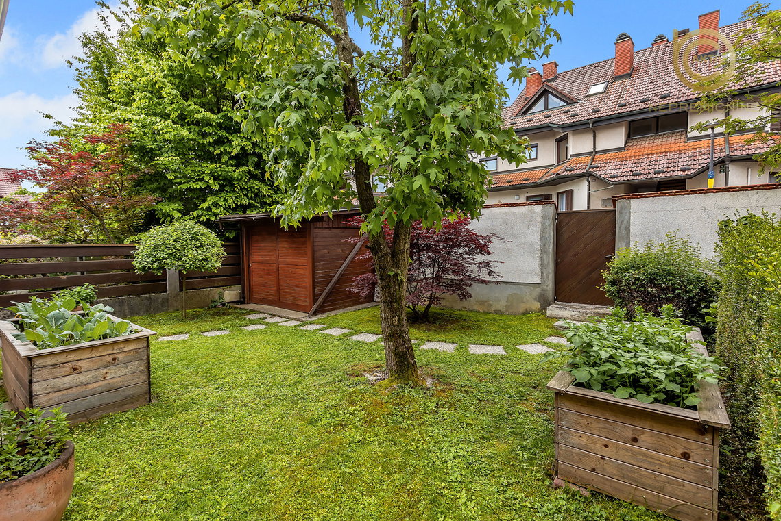 Lokacija: Ljubljana mesto, Šiška, Šmartno pod Šmarno goro
