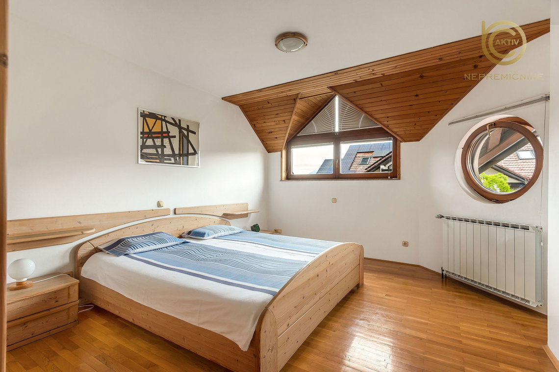 Lokacija: Ljubljana mesto, Šiška, Šmartno pod Šmarno goro