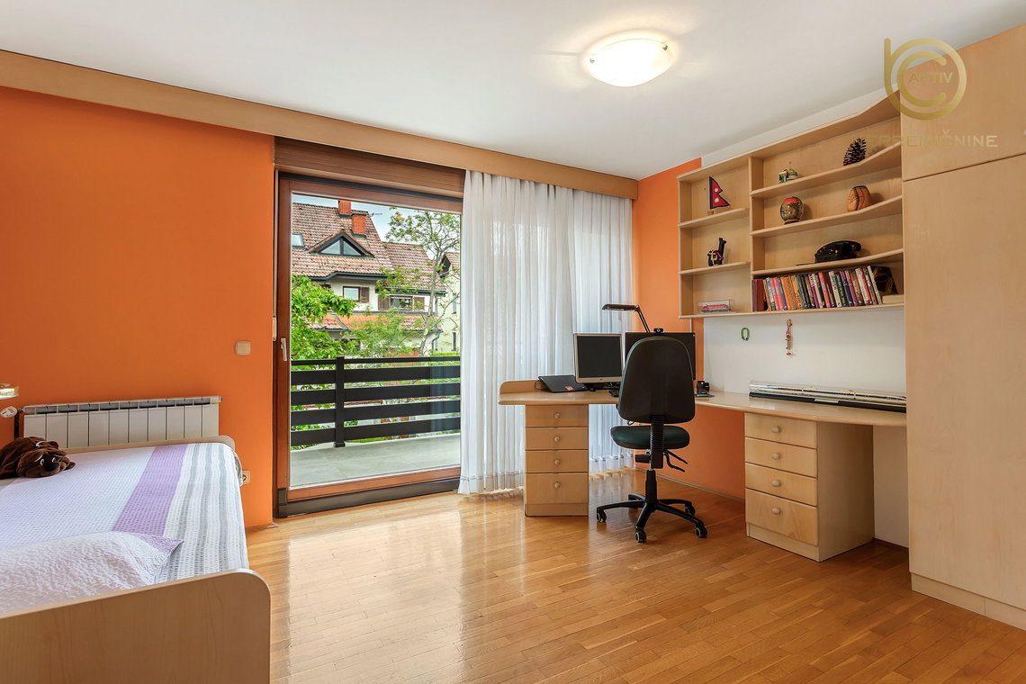 Lokacija: Ljubljana mesto, Šiška, Šmartno pod Šmarno goro