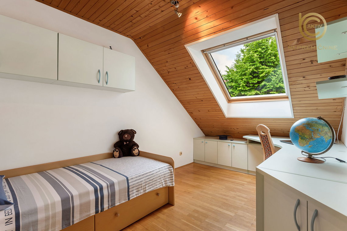 Lokacija: Ljubljana mesto, Šiška, Šmartno pod Šmarno goro