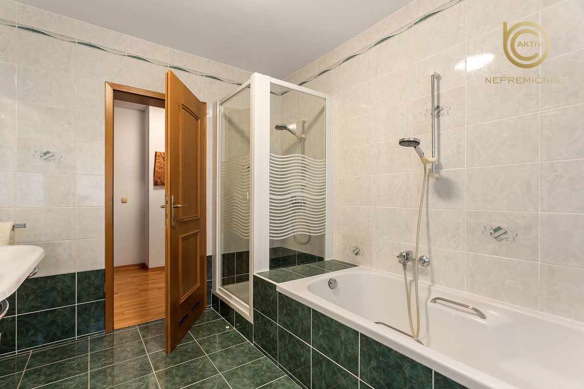 Lokacija: Ljubljana mesto, Šiška, Šmartno pod Šmarno goro