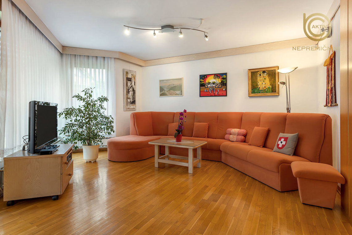 Lokacija: Ljubljana mesto, Šiška, Šmartno pod Šmarno goro