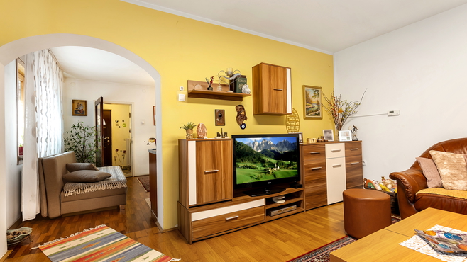 Lokacija: Ljubljana mesto, Šiška, Šmartno pod Šmarno goro