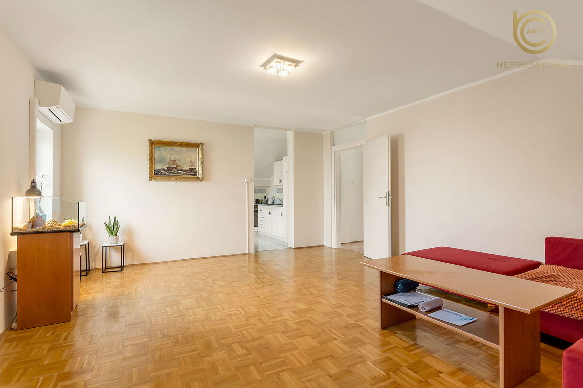 Lokacija: Ljubljana okolica, Moravče, Stegne