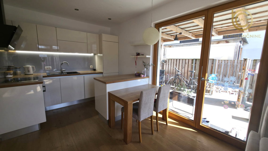 Lokacija: Ljubljana okolica, Mengeš, Mengeš