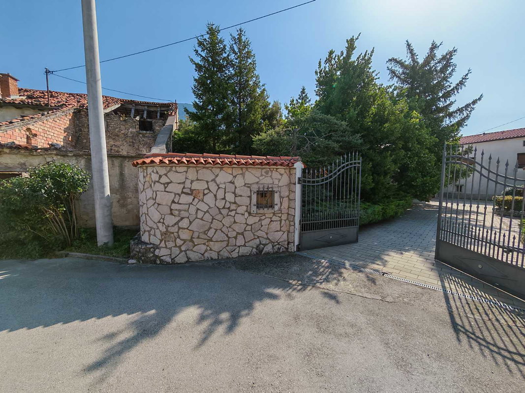 Location: Goriška, Vipava, Podnanos