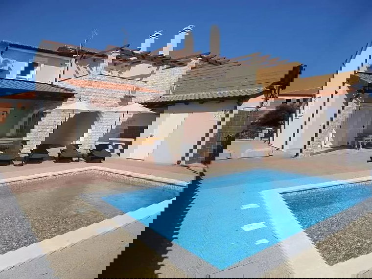 Lokacija: Hrvaška, Istarska županija, Buje, Kaštel