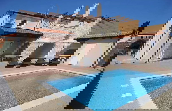 Lokacija: Hrvaška, Istarska županija, Buje, Kaštel