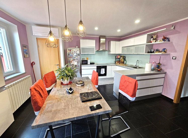 Lokacija: Obalno - kraška, Koper, Hrvatini